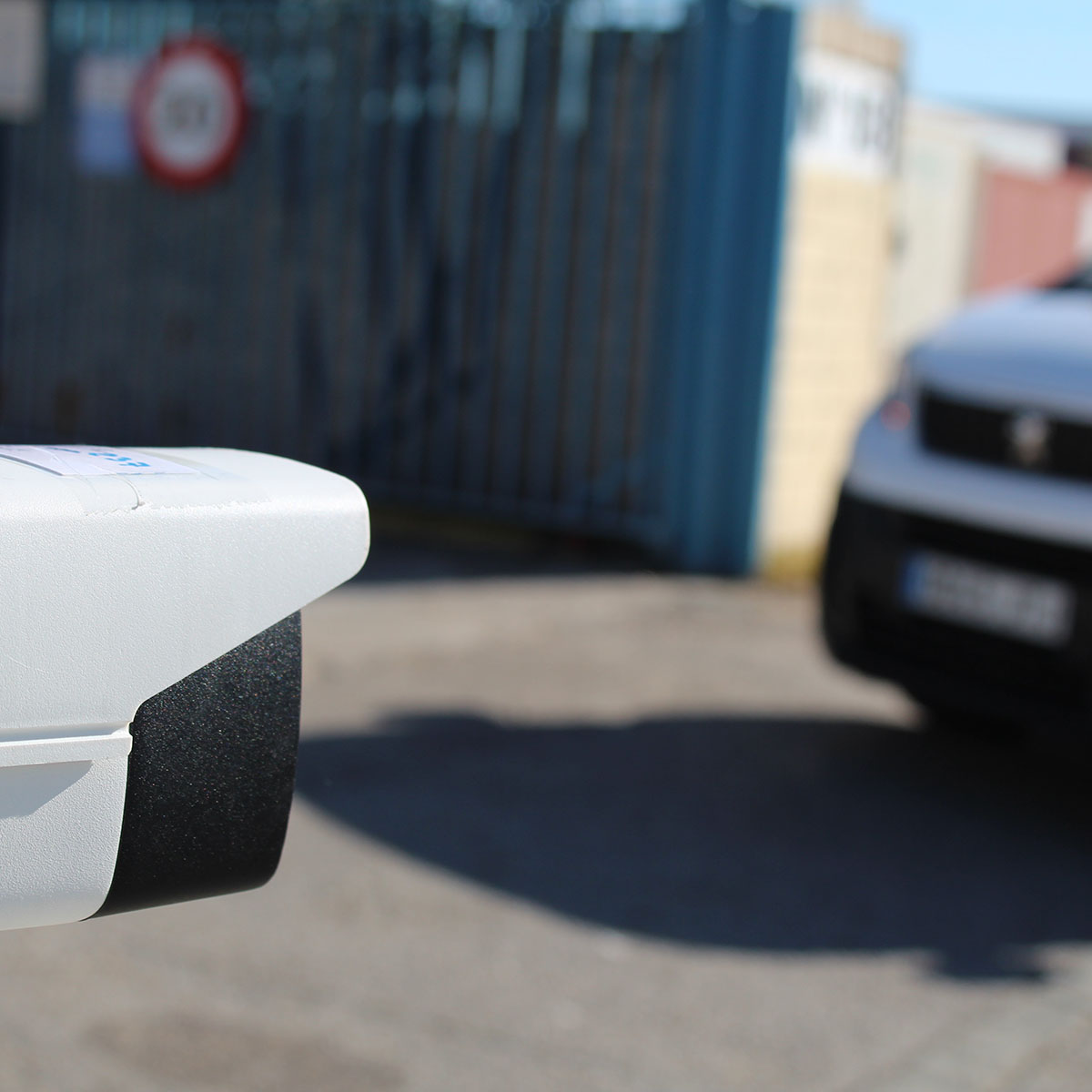 Licence plate recognition for stopped or up to 30km/h vehicles